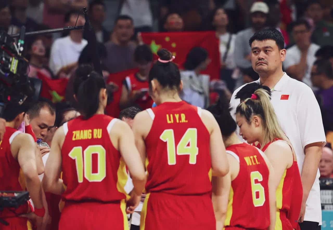 姚明率领中国队在全球杯赛事中获胜