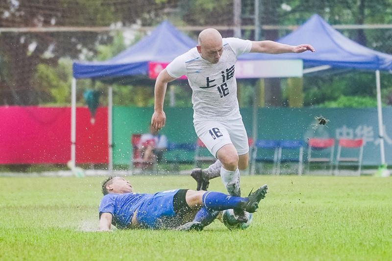 足球势力范围：强队斗志高昂，争夺荣誉的简单介绍