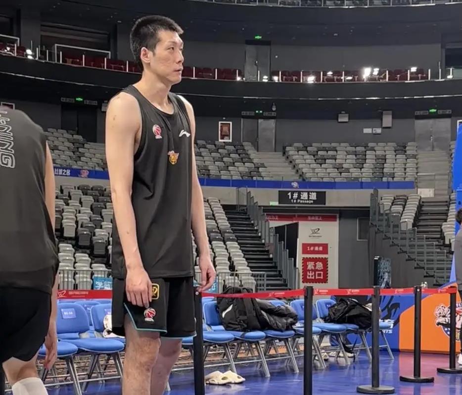 挪威女足队员加紧训练备战比赛，争取晋级的简单介绍