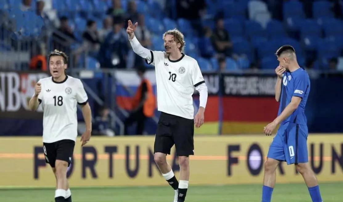 克鲁立城主场取胜，英格兰足球联赛征程一帆风顺！的简单介绍